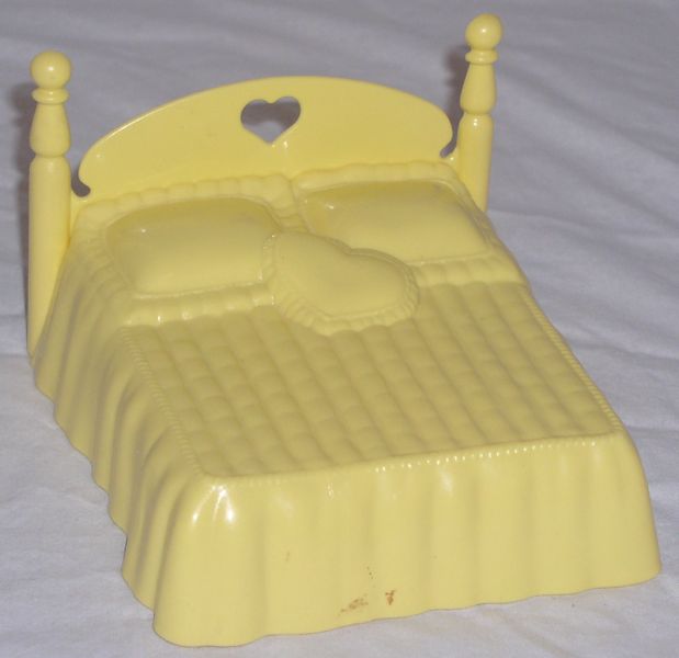 File:Yellow bed.JPG