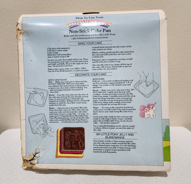 File:Bowtie cake pan box back.jpg