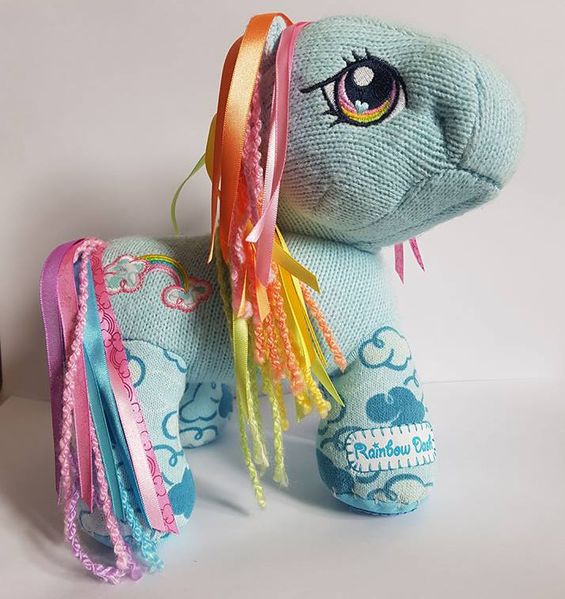 File:G3 Rainbow Dash 25th Anniversary knit yarn-ribbon hair.jpg