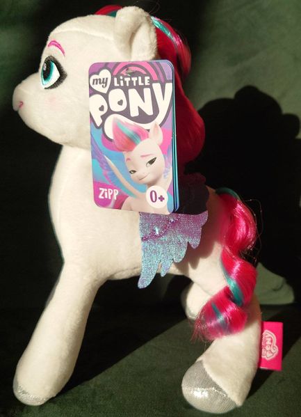 File:Zipp 01 Famosa Softies plush 2021 Photo credit Gaultier100.jpg