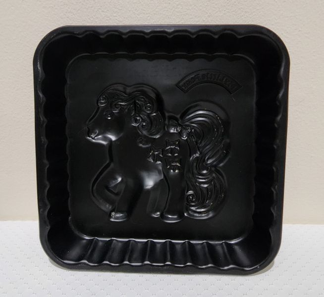 File:Bowtie cake pan metal inside.jpg